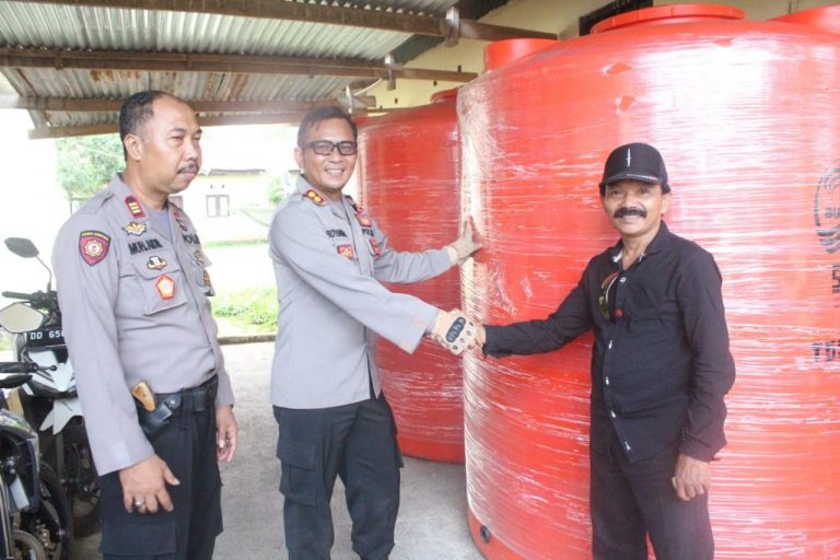 Kapolres Gowa Beri Dua Unit Tangki Air Bagi Warga Prasejahtera Melalui Ketua FKPM Di Kecamatan Biringbulu