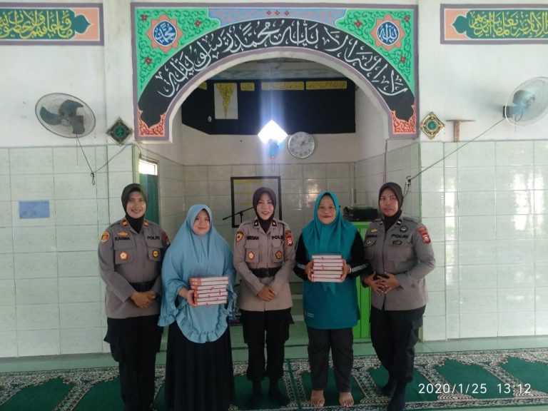 Kapolsek Parangloe Serahkan Kitab Suci Alqur’an Ke Panitia Masjid Nurul Iman Kabupaten Gowa