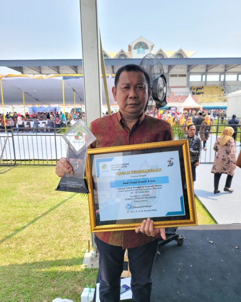 Menteri Koordinator Bidang Perekonomian Anugerahkan Penghargaan kepada Kabupaten Pinrang