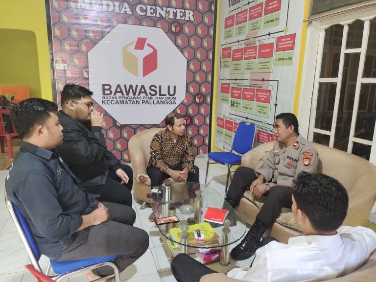 Wujudkan Sinergitas, Kapolsek Pallangga dan Personel Berkunjung ke Sekretariat Panwaslu Kecamatan