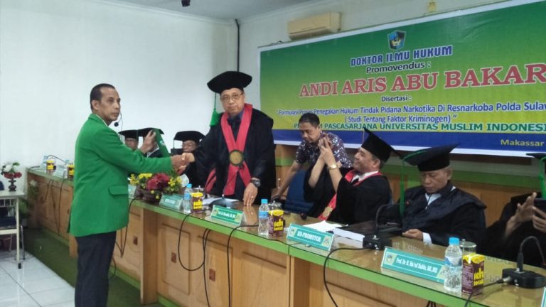 Berhasil Pertahankan Disertasi di Depan 6 Guru Besar, Kapolsek Makassar Bergelar Doktor