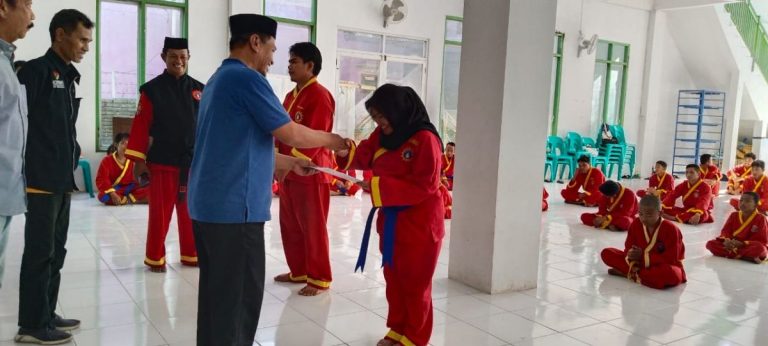 Pimpinan Daerah Muhammadiyah Kabupaten Takalar Menyerahkan Ijazah LKPTS Kepada Kader Tapak Suci Kabupaten Takalar