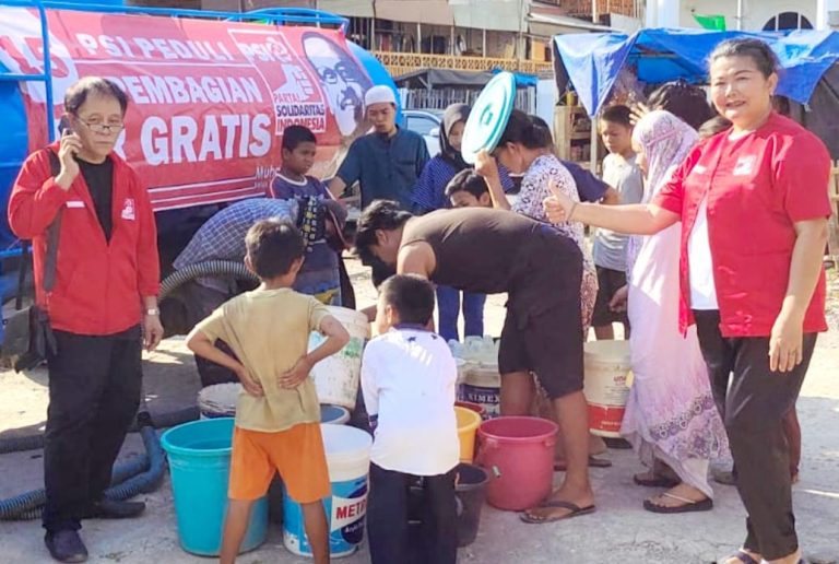 Bagikan Air Bersih PDAM di Pampang dan Rappokalling, Kepedulian PSI Membuat Ratusan Warga Terharu